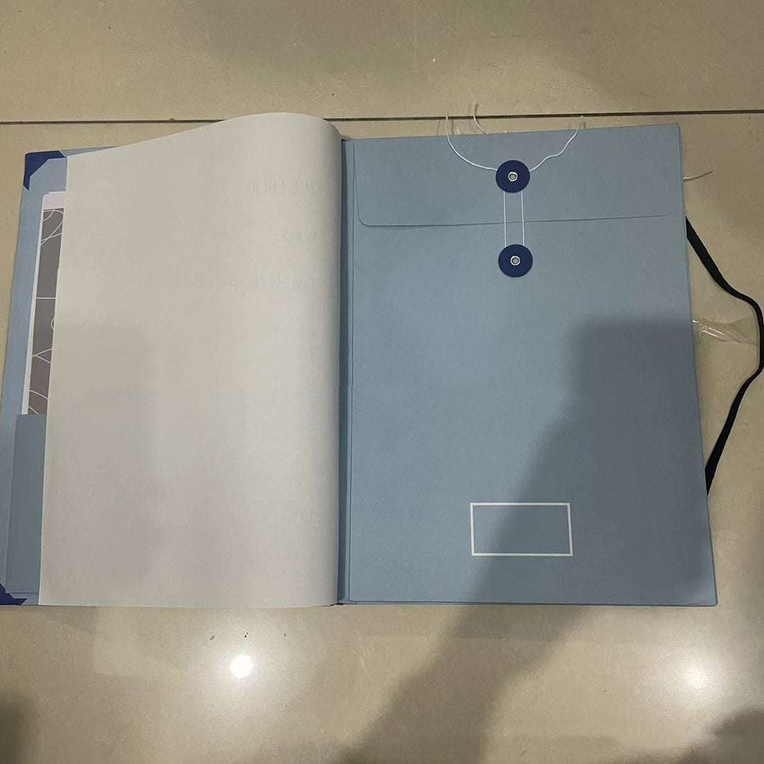 Cartella blu aperta e chiusura elastica